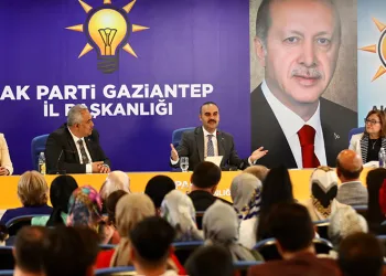 Bakan Kacır, AK Partililerle bir araya geldi