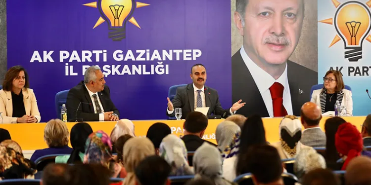 Bakan Kacır, AK Partililerle bir araya geldi