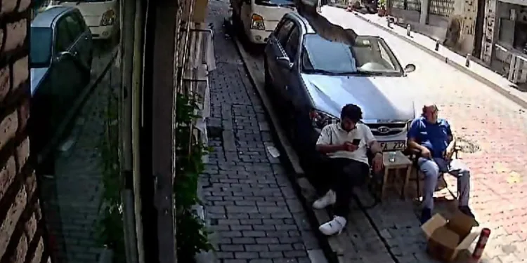 İkinci kattan üzerine kedi düştü