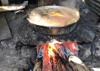 Dut pekmezi geleneksel yöntemlerle hazırlanıyor