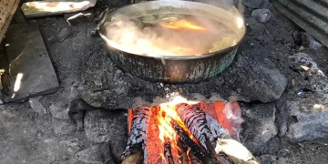 Dut pekmezi geleneksel yöntemlerle hazırlanıyor