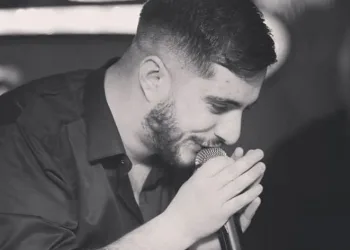 Genç şarkıcıya sahne çıkışı silahlı saldırı