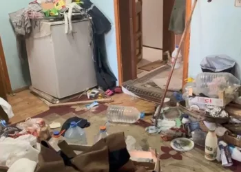 Bursa’da, binadan kamyon kamyon çöp çıktı