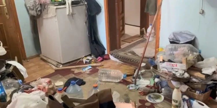 Bursa’da, binadan kamyon kamyon çöp çıktı