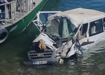 Minibüs Van Gölü’ne uçtu