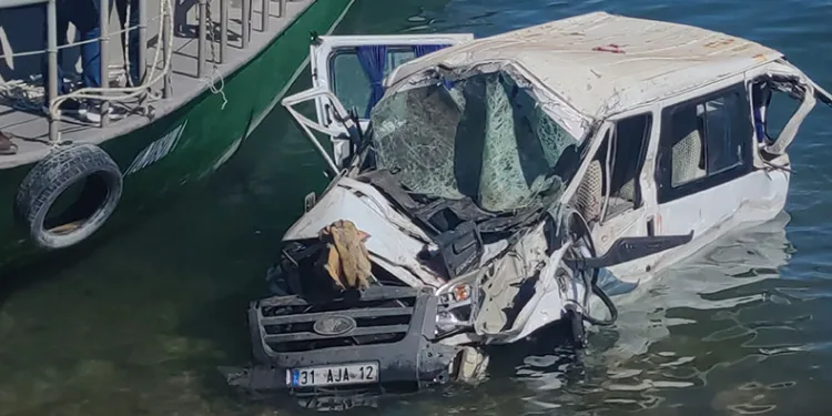 Minibüs Van Gölü’ne uçtu
