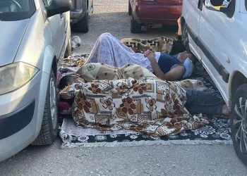 Otellerde yer bulamayan tatilciler araçlarda sabahladı