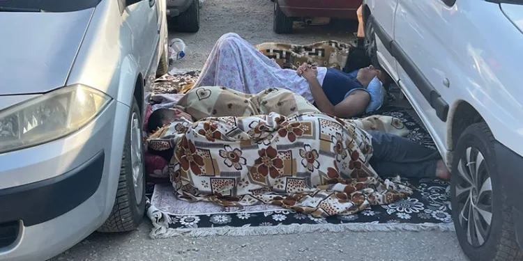 Otellerde yer bulamayan tatilciler araçlarda sabahladı