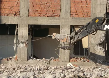 Ağır hasarlı binaların yıkımı sürüyor