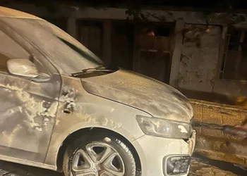 Babasının kiraladığı arabayı kundakladı