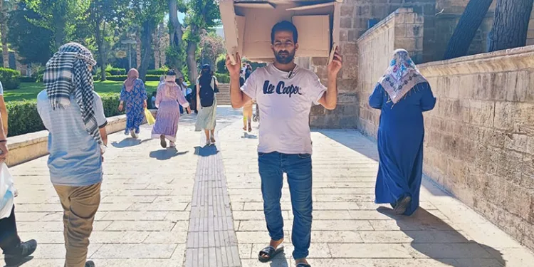 Şanlıurfalı güneşten böyle korundu