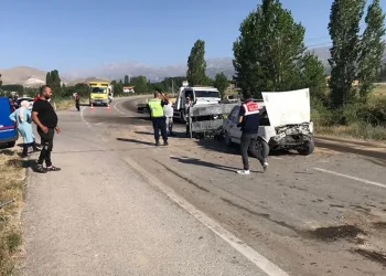 Otomobil ile kamyonet çarpıştı