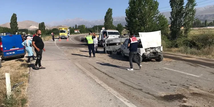 Otomobil ile kamyonet çarpıştı