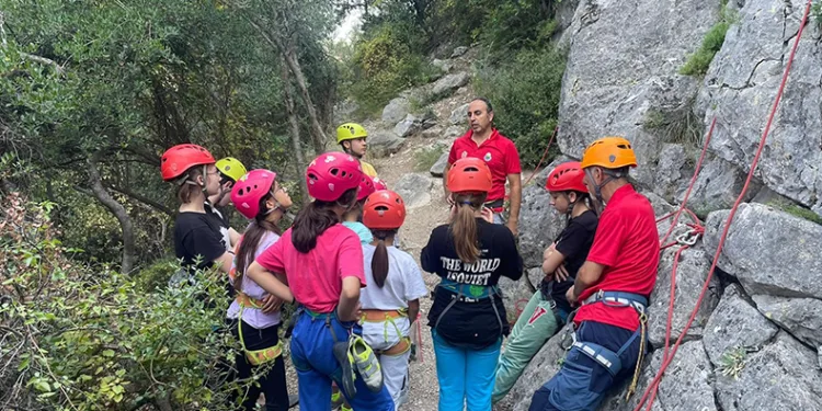 Küçük dağcılar uygulamalı eğitimde