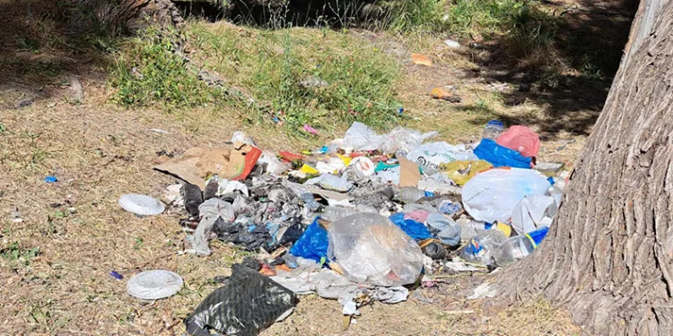 Doğa harikası çöplüğe dönüştü