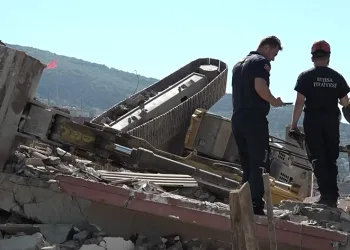 Şantiye alanında ekskavatör devrildi
