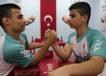 İkizlerin bilekleri bükülmüyor