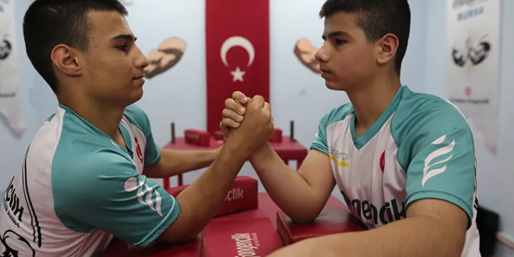İkizlerin bilekleri bükülmüyor
