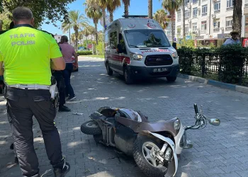 Devrilen motosikletten düşüp kafasını beton zemine çarptı
