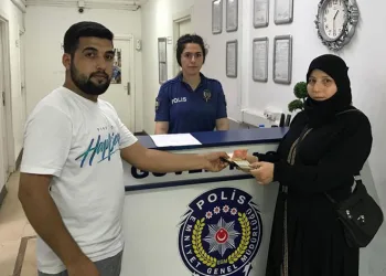 Bin 920 doları sahibine teslim etti