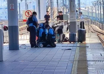 Japonya’da trende bıçaklı saldırı