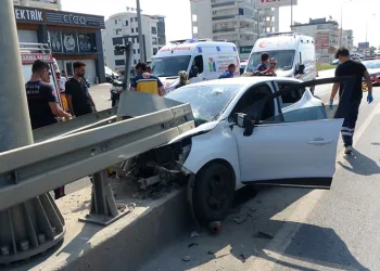 Otomobil bariyere ok gibi saplandı