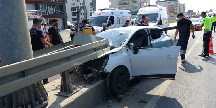 Otomobil bariyere ok gibi saplandı