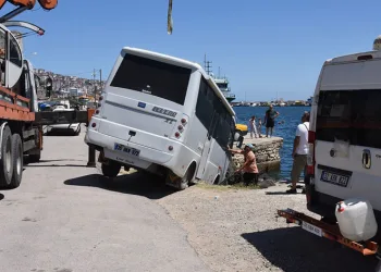 Karavanını park ederken kayalıklara düşürdü