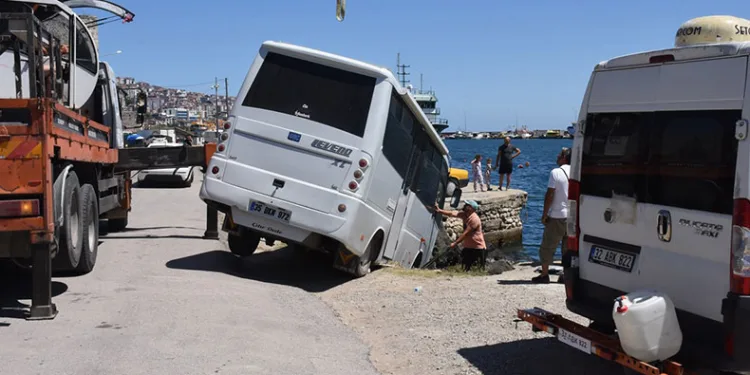 Karavanını park ederken kayalıklara düşürdü