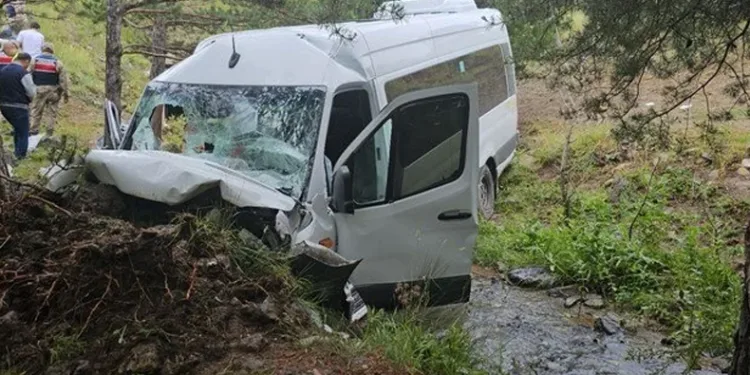 Düğün dönüşü feci kaza, ölü ve yaralılar var