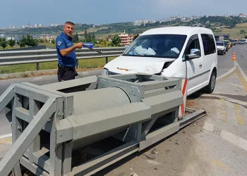 Samsun’da hafif ticari araç bariyere çarptı