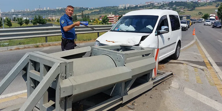 Samsun’da hafif ticari araç bariyere çarptı