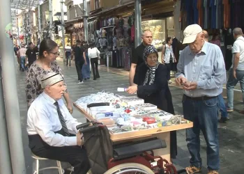 Gözleri görmeden 66 yıldır esnaflık yapıyor