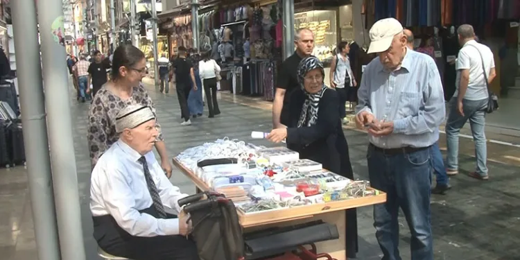 Gözleri görmeden 66 yıldır esnaflık yapıyor
