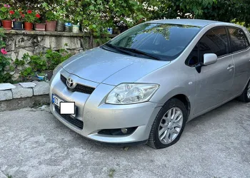 Park halindeki otomobilin lastiğini kestiler