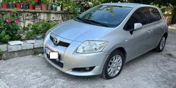 Park halindeki otomobilin lastiğini kestiler