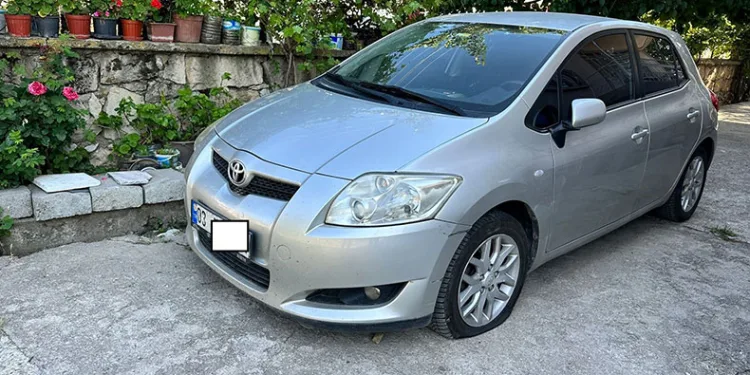 Park halindeki otomobilin lastiğini kestiler