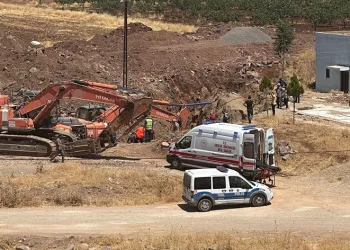 Göçük altında kalan işçi yaralı olarak kurtarıldı