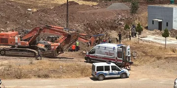 Göçük altında kalan işçi yaralı olarak kurtarıldı