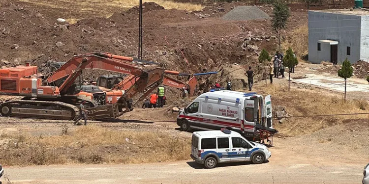 Göçük altında kalan işçi yaralı olarak kurtarıldı