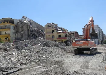 Malatya’da ağır hasarlı binaların yıkımı sürüyor
