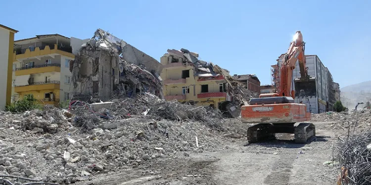 Malatya’da ağır hasarlı binaların yıkımı sürüyor