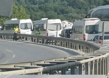 Kaza sebebiyle yol kapandı, sınava adaylar yürüyerek gitti