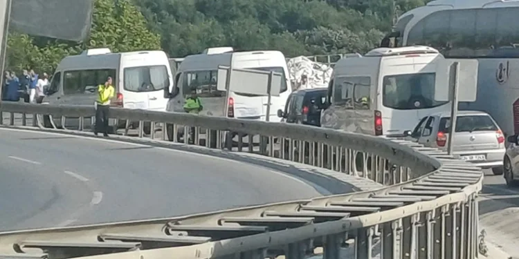 Kaza sebebiyle yol kapandı, sınava adaylar yürüyerek gitti