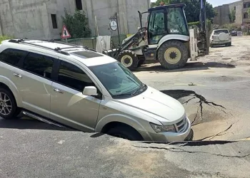Asfalt yarıldı, içine araç düştü