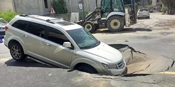 Asfalt yarıldı, içine araç düştü