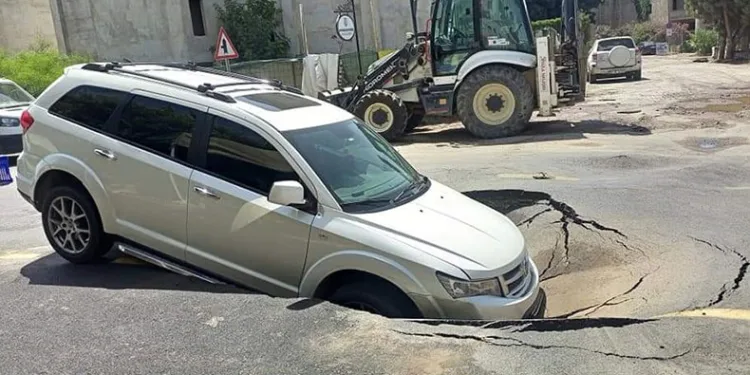 Asfalt yarıldı, içine araç düştü