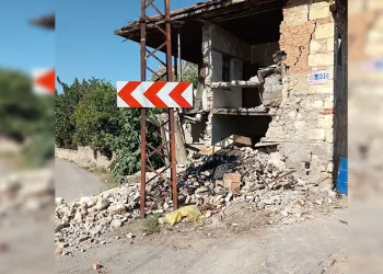 Depremin yıktığı duvar güvenlik kamerasında