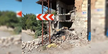 Depremin yıktığı duvar güvenlik kamerasında
