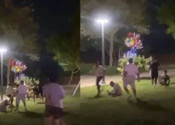 Yerdeki gencin yüzüne topa vurur gibi tekme attı